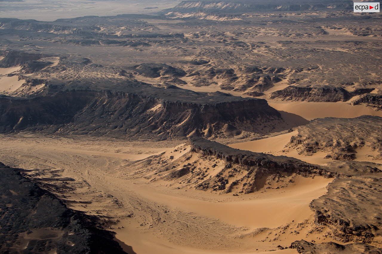 Plateaux rocheux à Madama, dans le désert nigérien.