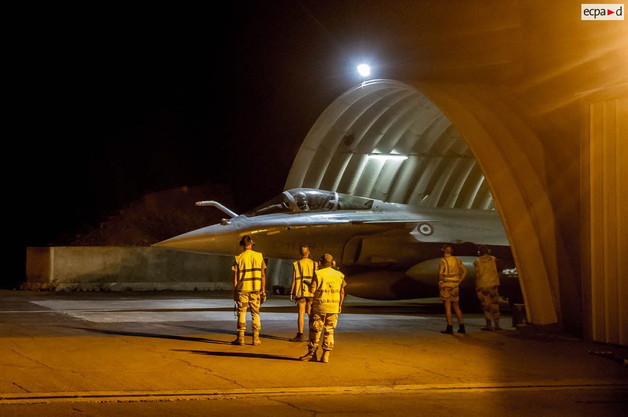 Un avion Rafale du SPA 77 Croix de Jérusalem de l'escadron de chasse 1/7 Provence sort de son hangar de la base aérienne 172 Fort Lamy, dans le cadre de l'opération Phoenix.