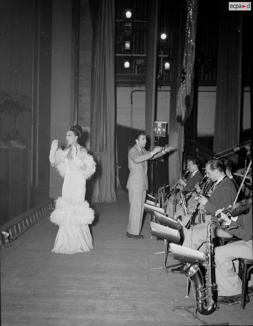 Joséphine Baker pendant son tour de chant sur la scène du théâtre le Paramount à Paris à l'occasion du gala des Ailes.