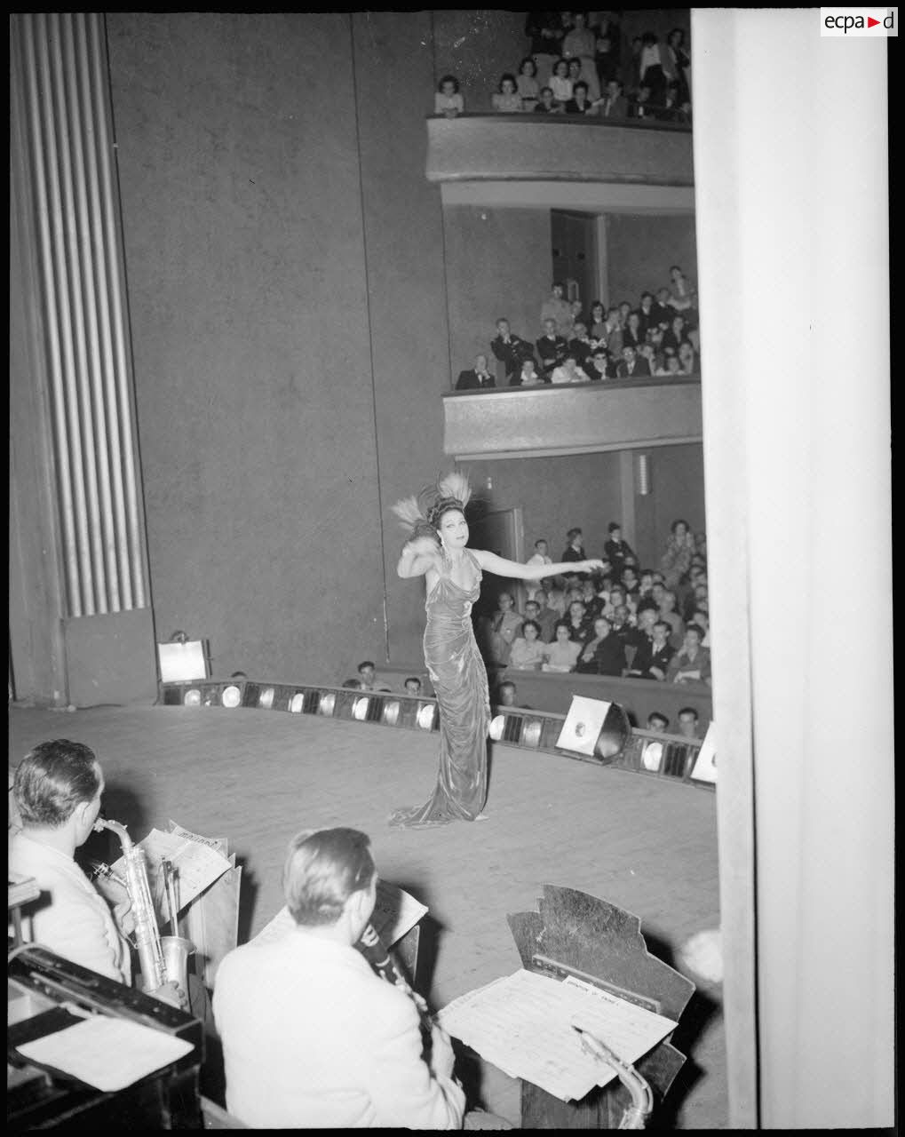 Joséphine Baker pendant son tour de chant lors du gala des Aigles au théâtre de l'Empire à Alger.