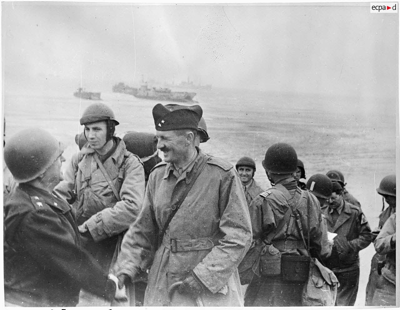 Le général américain Walker accueille le général Leclerc à son arrivée sur Utah Beach.