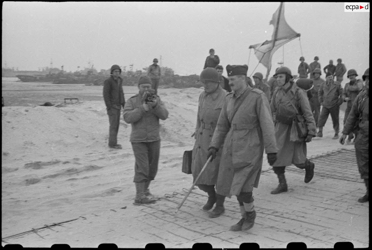 Arrivée du général Leclerc, commandant la 2e division blindée (2e DB), sur Utah Beach le 1er août 1944.