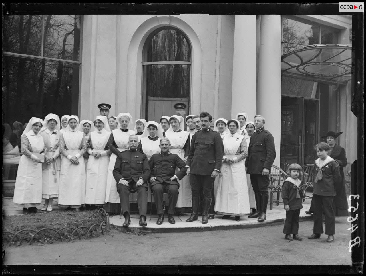 Ambulance néerlandaise du Pré Catalan. Groupe de médecins et d'infirmières néerlandaises. [légende d'origine]