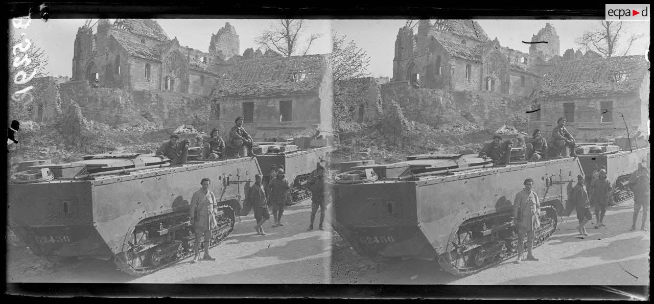 Missy-sur-Aisne (Aisne). Un tank de Saint-Chamond. [légende d'origine]