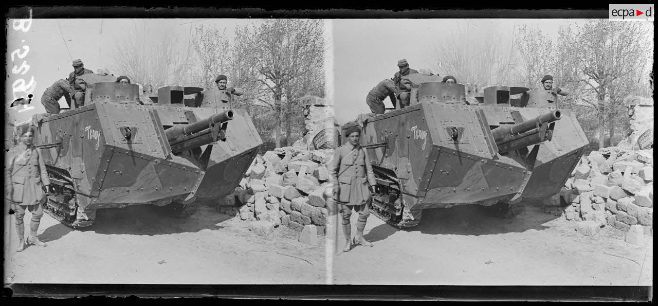 Missy-sur-Aisne (Aisne). Un tank de Saint-Chamond. [légende d'origine]