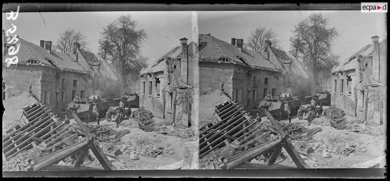 Condé-sur-Aisne (Aisne). Les tanks traversant la localité. [légende d'origine]