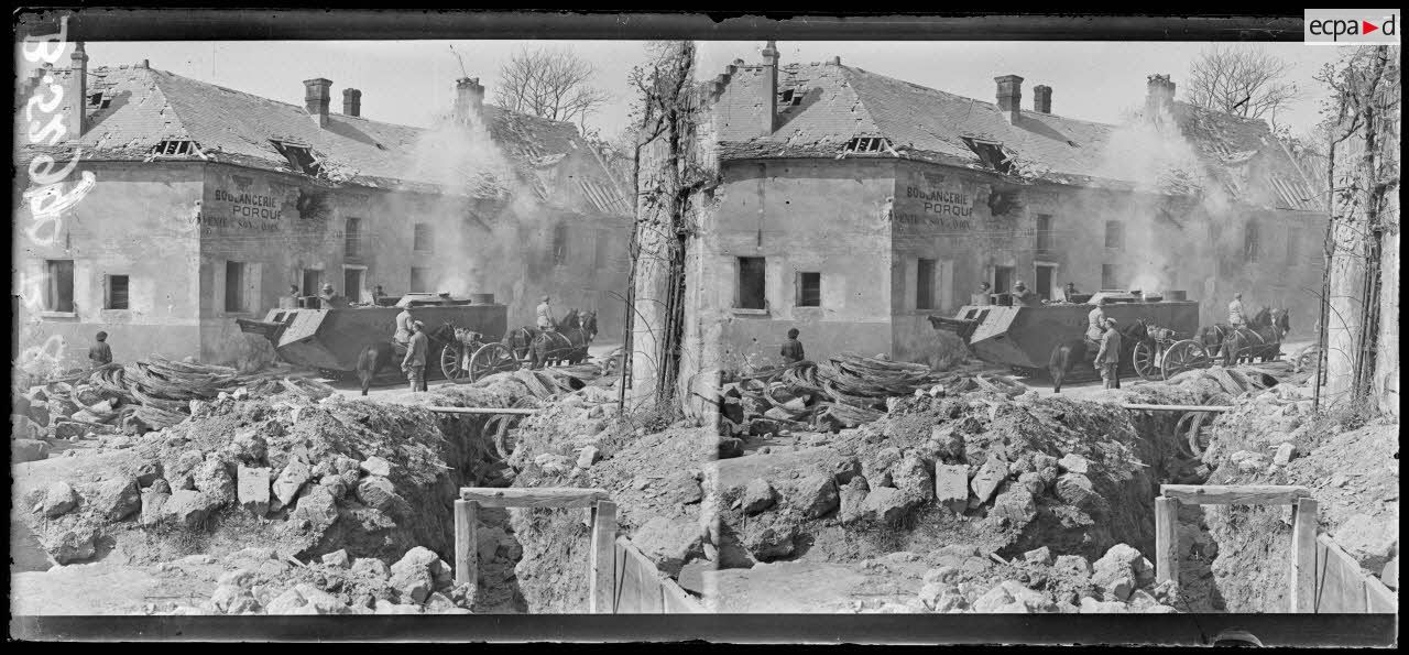 Condé-sur-Aisne (Aisne). Les tanks traversant la localité. [légende d'origine]