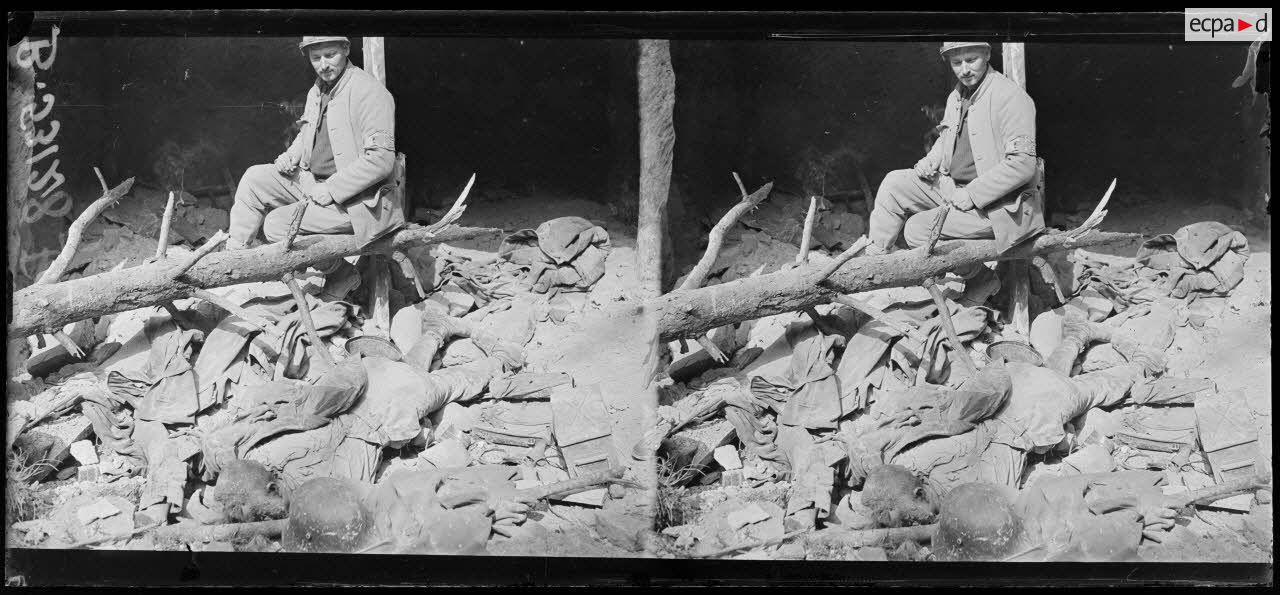 Mont des sapins (Aisne). Poste de secours allemand installé dans une carrière, dont la voûte a été crevée par un obus français. Aspect du trou, un cadavre. [légende d'origine]