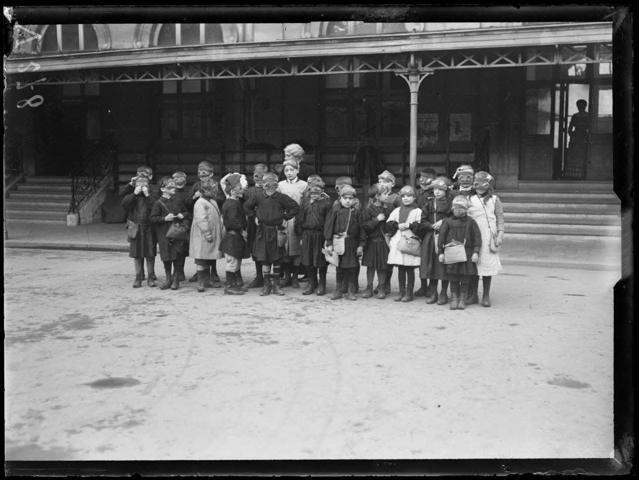 Reims, les enfants à l'école avec les masques contre les gaz asphyxiants. [légende d'origine]