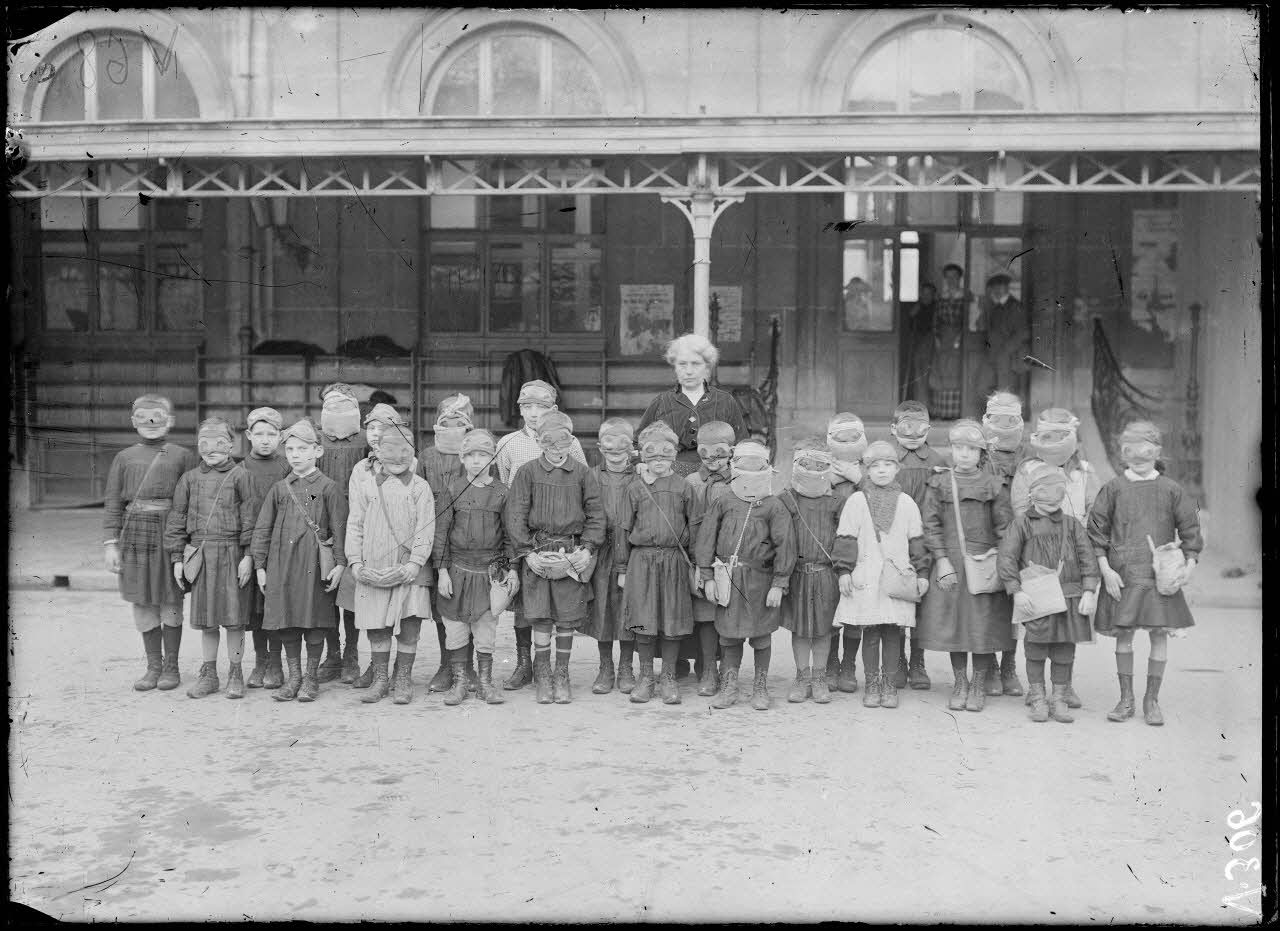 Reims, Marne, les masques contre les gaz asphyxiants à l'école communale. [légende d'origine]