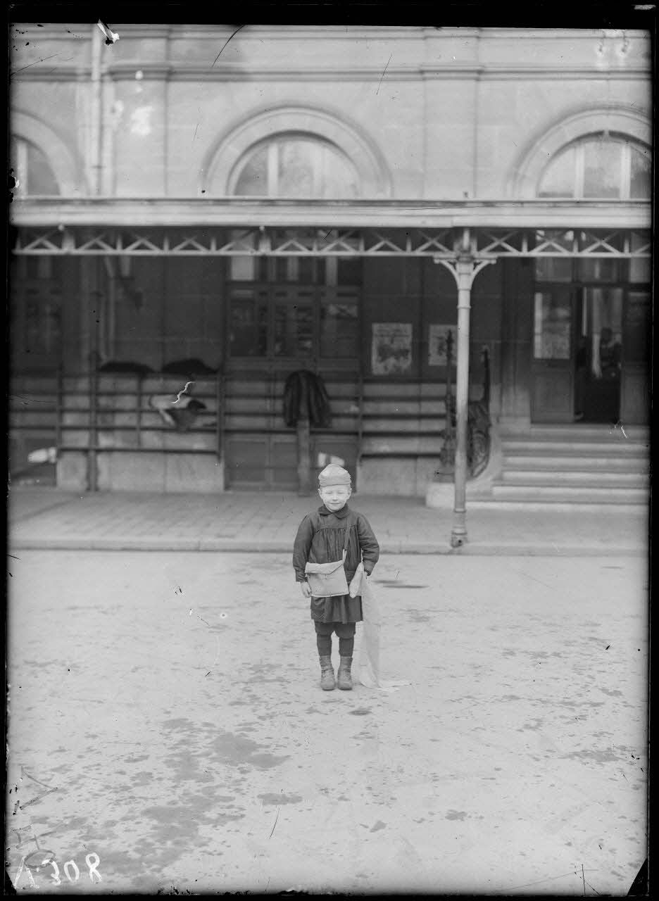 Reims, le petit Robert Canonne, 5 ans, le plus petit poilus de Reims. [légende d'origine]