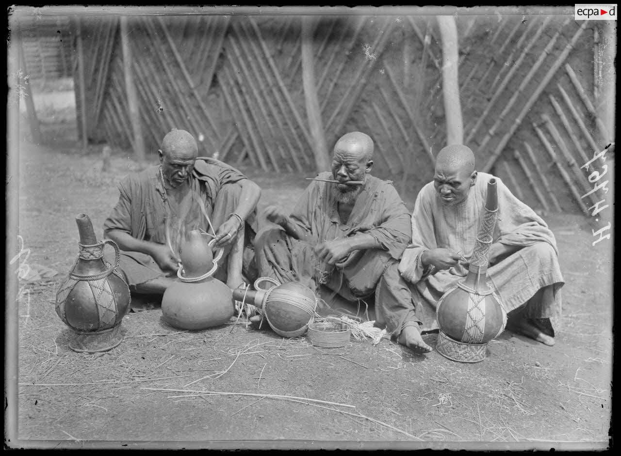 Foumban. Ouvriers ornementateurs de calebasses. [légende d'origine]