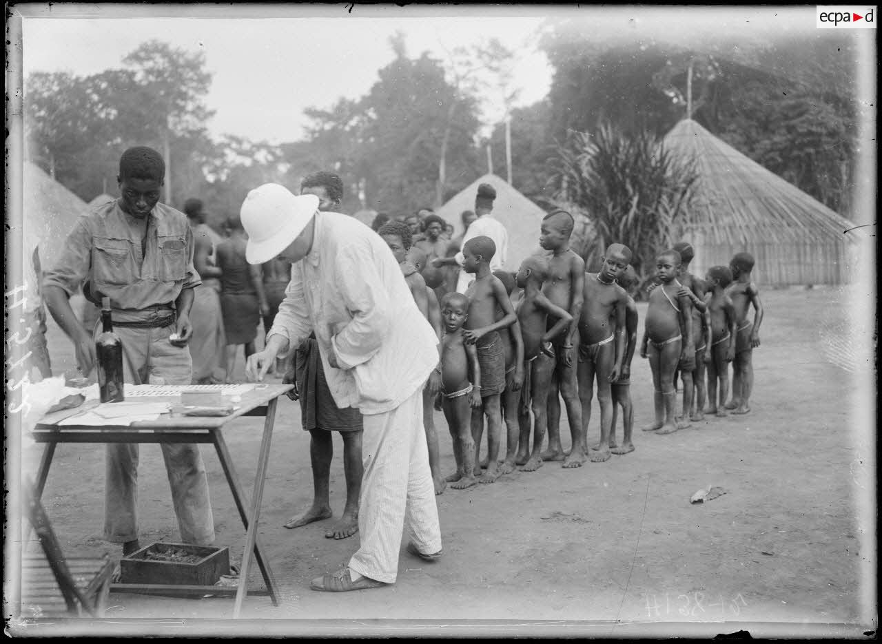 Route de Yaoundé à Yoko. Monken. La vaccination. [légende d'origine]