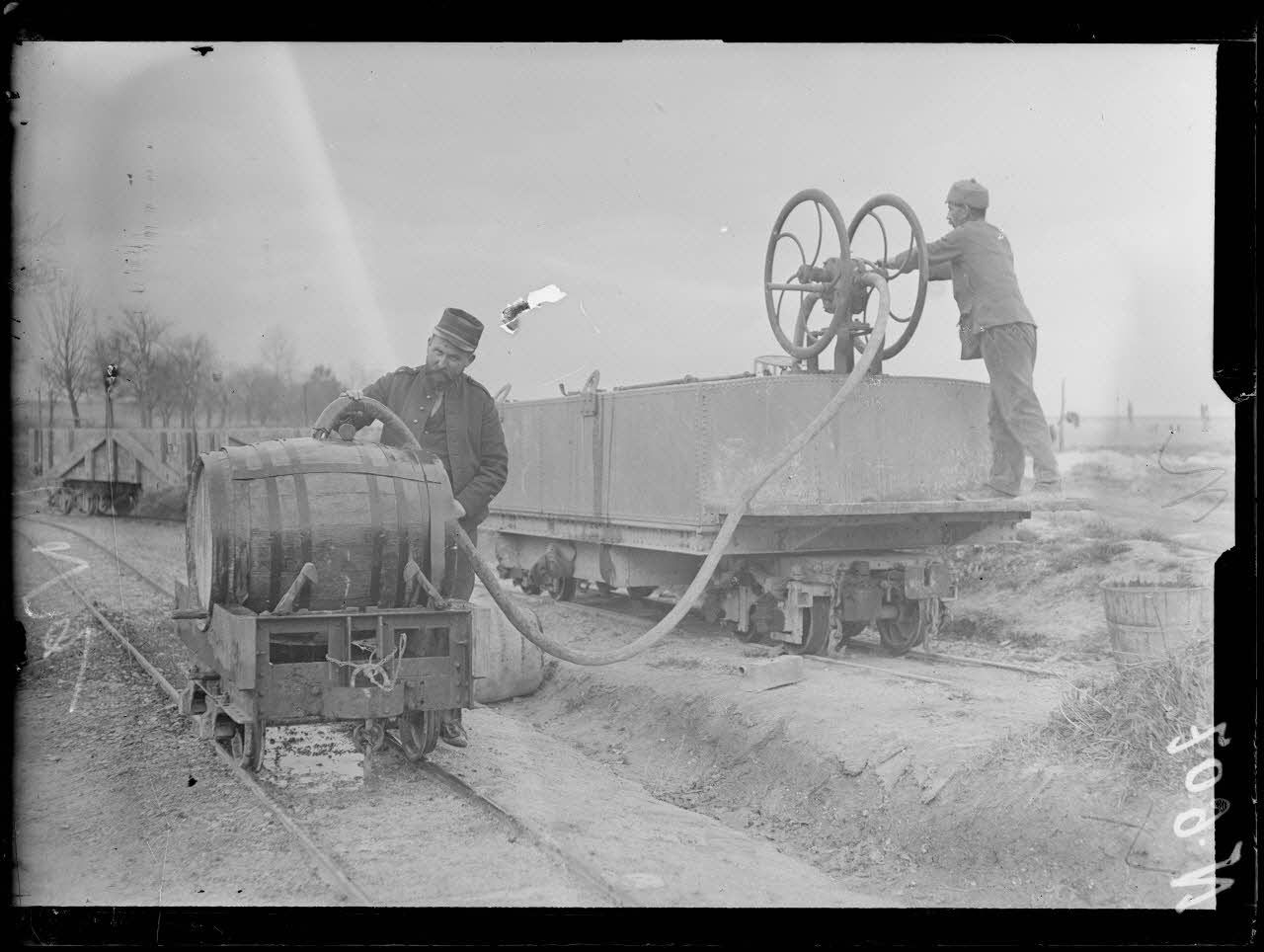 Région de Suippes (Marne). Wagon-citerne "station des abeilles". [légende d'origine]