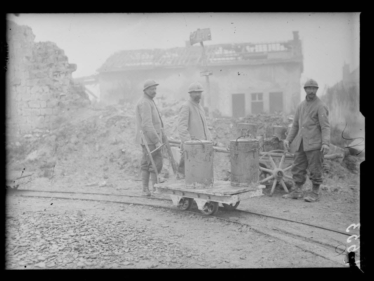 Prosnes (Marne), transport de marmites par voie de 60. [légende d'origine]