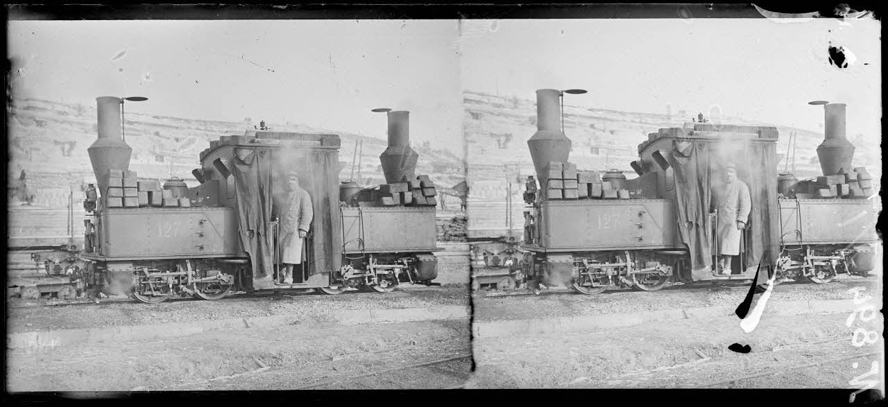 Près de Beauséjour (Marne). Ravin de Marson. Parc du génie. Locomotive pour voie de 0.60 m. [légende d'origine]