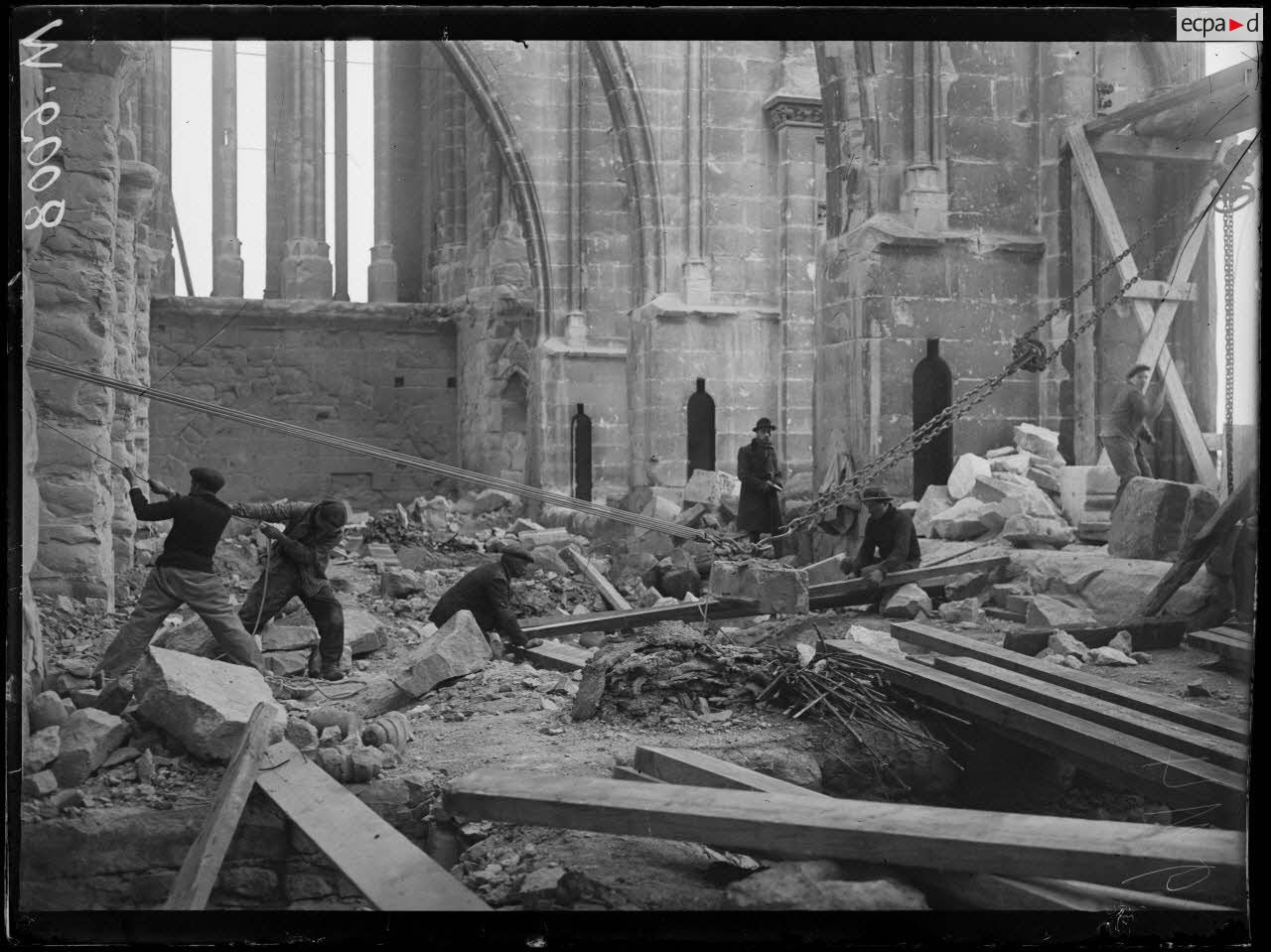 Reims, la cathédrale. Les travaux de restauration. [légende d'origine]