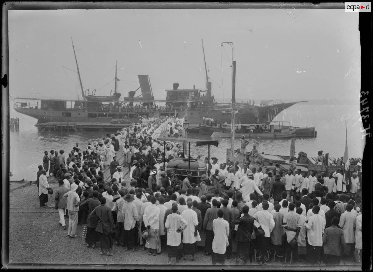 Douala. Funérailles du roi Dika Akwa, le cortège sur le wharf. [légende d'origine]