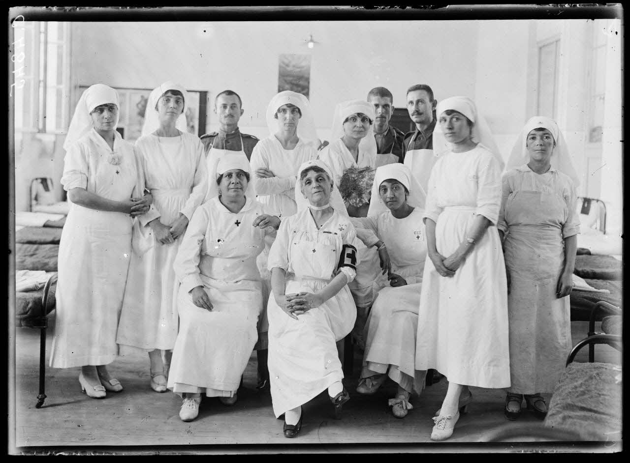 Athènes. Mme Crousseau, directrice de l'hôpital "L'Arsakeion" et les infirmières. [légende d'origine]