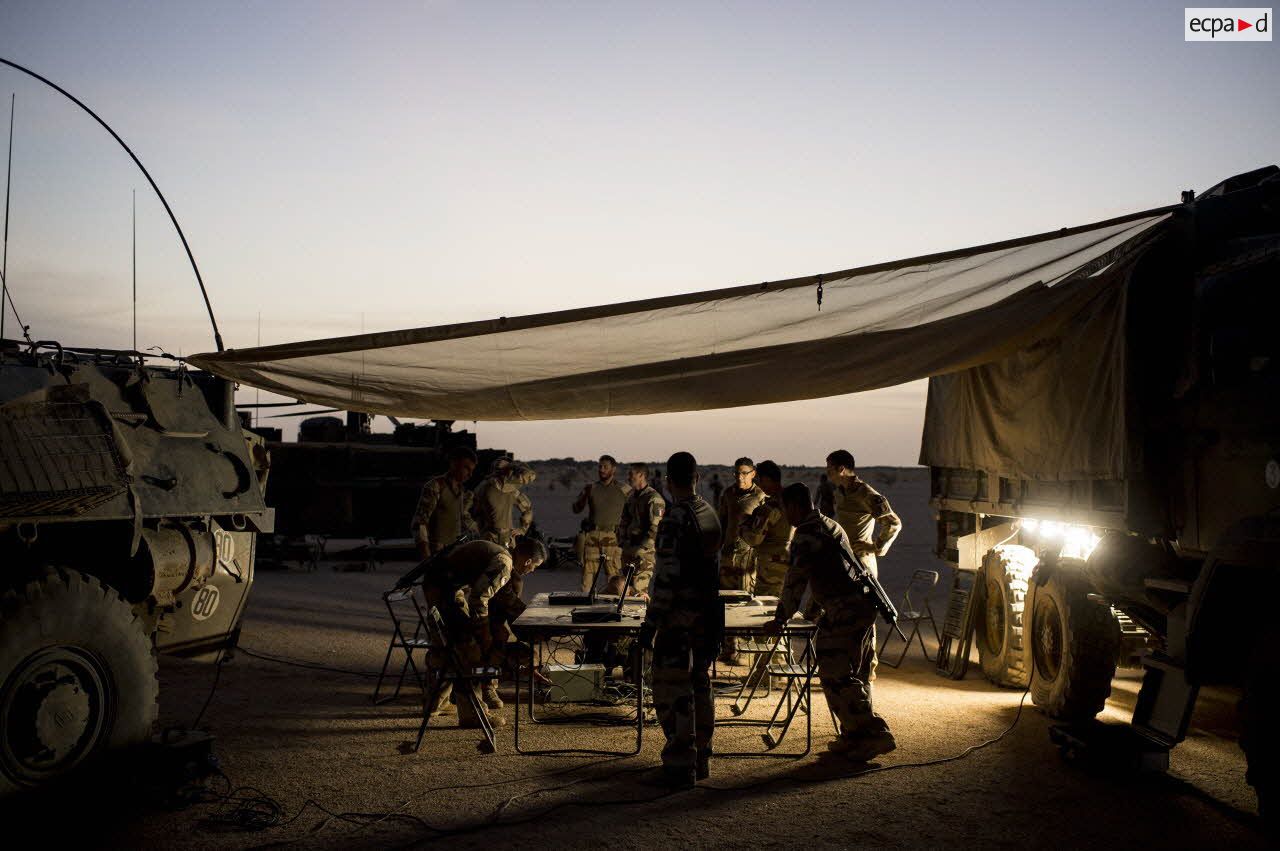 Mise en place d'un poste de commandement sur une base opérationnelle avancée temporaire (BOAT) à Kidal.