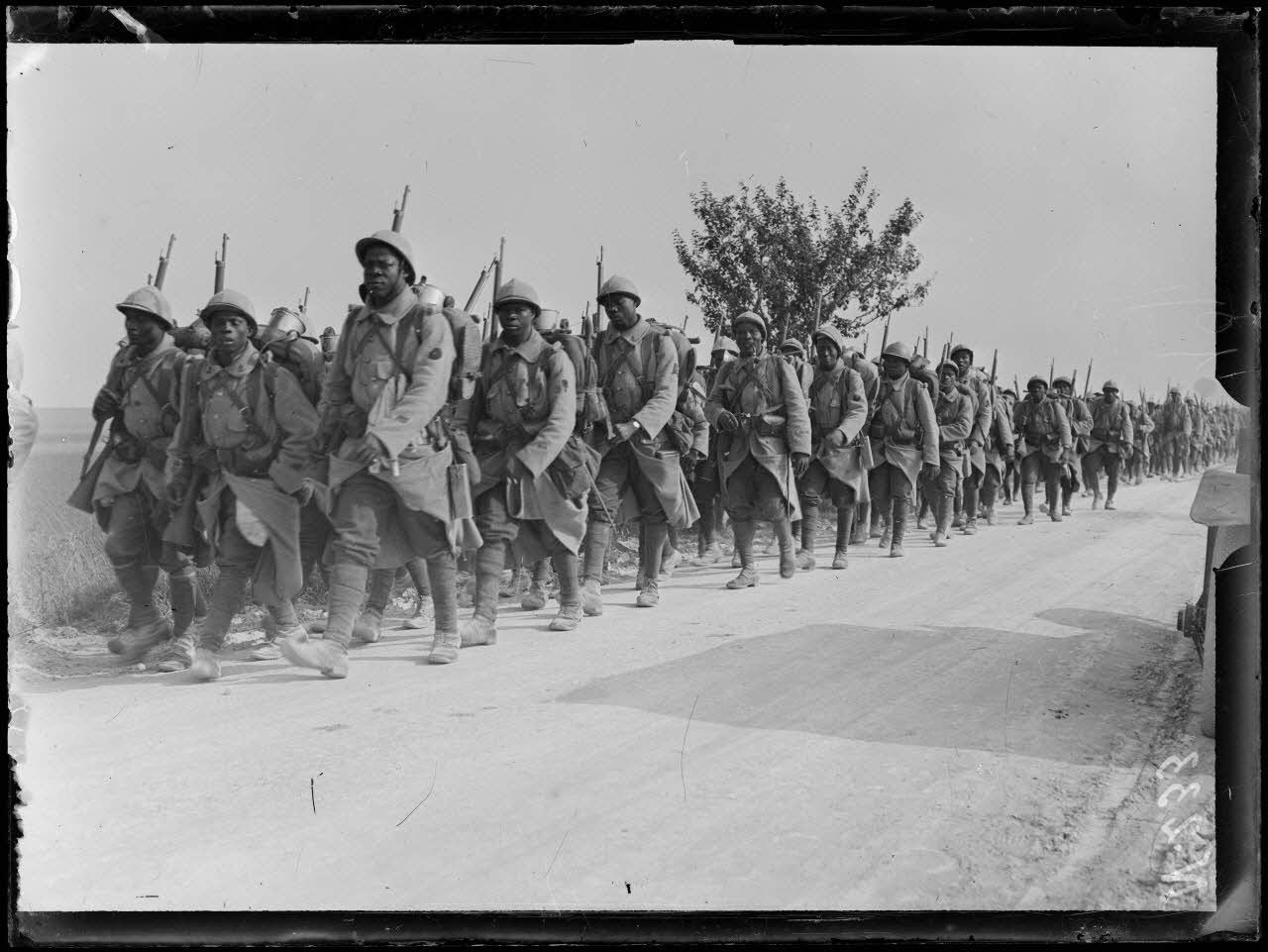 Route de Verdun (Meuse), colonne de Sénégalais faisant la route. [légende d'origine]