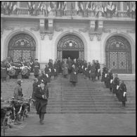 Sortie des autorités de l'hôtel de ville de Vichy.