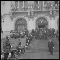 Sortie des autorités de l'hôtel de ville de Vichy.