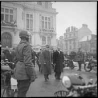 Le maréchal Philippe Pétain quitte l'hôtel de ville de Vichy.