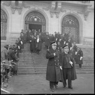 Sortie des préfets de l'hôtel de ville de Vichy.