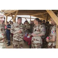 Le général d'armée Pierre de Villiers, chef d'état major des armées, est accueilli par le colonel Serge Panaget, commandant la base aérienne 101 de Niamey, lors de sa visite aux troupes du DÉTAIR (détachement air).