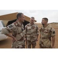 Le général d'armée Pierre de Villiers, chef d'état major des armées, est accueilli par le colonel Serge Panaget, commandant la base aérienne 101 de Niamey, lors de sa visite aux troupes du DÉTAIR (détachement air).