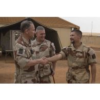 Le général d'armée Pierre de Villiers, chef d'état major des armées, est accueilli par le colonel Serge Panaget, commandant la base aérienne 101 de Niamey, lors de sa visite aux troupes du DÉTAIR (détachement air).