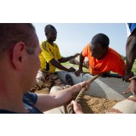 Parcours de franchissement d'obstacle par les élèves officiers tchadiens accompagnés par les instructeurs du DIO français, troupes de montagne.