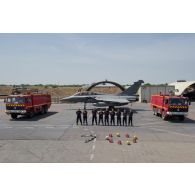 Photographie de groupe du détachement des pompiers de l'Air de la BA 172 (base aérienne) Sergent-chef Adji Kossei située sur l'aéroport de N'Djamena, à l'occasion du 70e anniversaire des pompiers de l'Air.