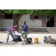 Des stagiaires tchadiens préparent le déjeuner, durant une instruction dispensée par le DIO français, sur le camp de La Loumia.