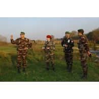 Discussion entre officiers marocains et français.