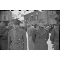 Le lieutenant-colonel mexicain Samanès et le colonel Yehman, de l'armée nationaliste chinoise, posent lors d'une cérémonie mititaire à Masevaux dans le cadre d'une visite d'attachés militaires étrangers sur le front d'Alsace.