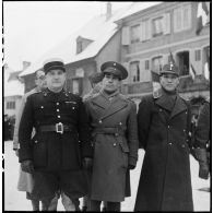 Le lieutenant-colonel mexicain Samanès et le colonel Yehman, de l'armée nationaliste chinoise, posent lors d'une cérémonie mititaire à Masevaux dans le cadre d'une visite d'attachés militaires étrangers sur le front d'Alsace.