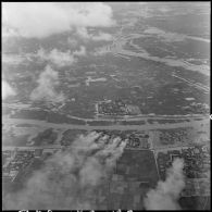 Vue aérienne d'un bombardement au napalm effectué par le groupe de chasse 1/8 Saintonge.