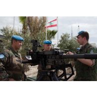 Présentation d'un lance-grenades GMW 40 mm par la compagnie finlandaise aux forces françaises de la FCR (Force commander reserve) sur le camp de Dayr Kifa.