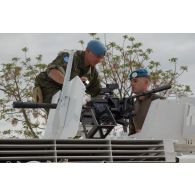 Présentation d'un lance-grenades GMW 40 mm par la compagnie finlandaise aux forces françaises de la FCR (Force commander reserve) sur le camp de Dayr Kifa.