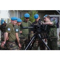 Présentation d'un lance-grenades GMW 40 mm par la compagnie finlandaise aux forces françaises de la FCR (Force commander reserve) sur le camp de Dayr Kifa.