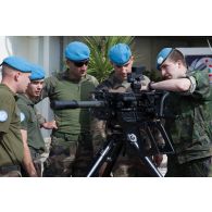 Présentation d'un lance-grenades GMW 40 mm par la compagnie finlandaise aux forces françaises de la FCR (Force commander reserve) sur le camp de Dayr Kifa.