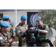 Présentation d'un lance-grenades GMW 40 mm par la compagnie finlandaise aux forces françaises de la FCR (Force commander reserve) sur le camp de Dayr Kifa.