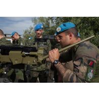 Présentation d'un lance-grenades GMW 40 mm par la compagnie finlandaise aux forces françaises de la FCR (Force commander reserve) sur le camp de Dayr Kifa.