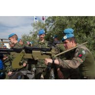 Présentation d'un lance-grenades GMW 40 mm par la compagnie finlandaise aux forces françaises de la FCR (Force commander reserve) sur le camp de Dayr Kifa.