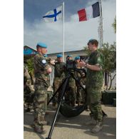 Présentation d'un lance-grenades GMW 40 mm par la compagnie finlandaise aux forces françaises de la FCR (Force commander reserve) sur le camp de Dayr Kifa.