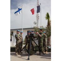 Présentation d'un lance-grenades GMW 40 mm par la compagnie finlandaise aux forces françaises de la FCR (Force commander reserve) sur le camp de Dayr Kifa.