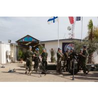 Présentation d'un lance-grenades GMW 40 mm et d'un mortier de 81 mm par la compagnie finlandaise aux forces françaises de la FCR (Force commander reserve) sur le camp de Dayr Kifa.