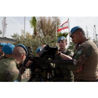 Présentation d'un lance-grenades GMW 40 mm par la compagnie finlandaise aux forces françaises de la FCR (Force commander reserve) sur le camp de Dayr Kifa.